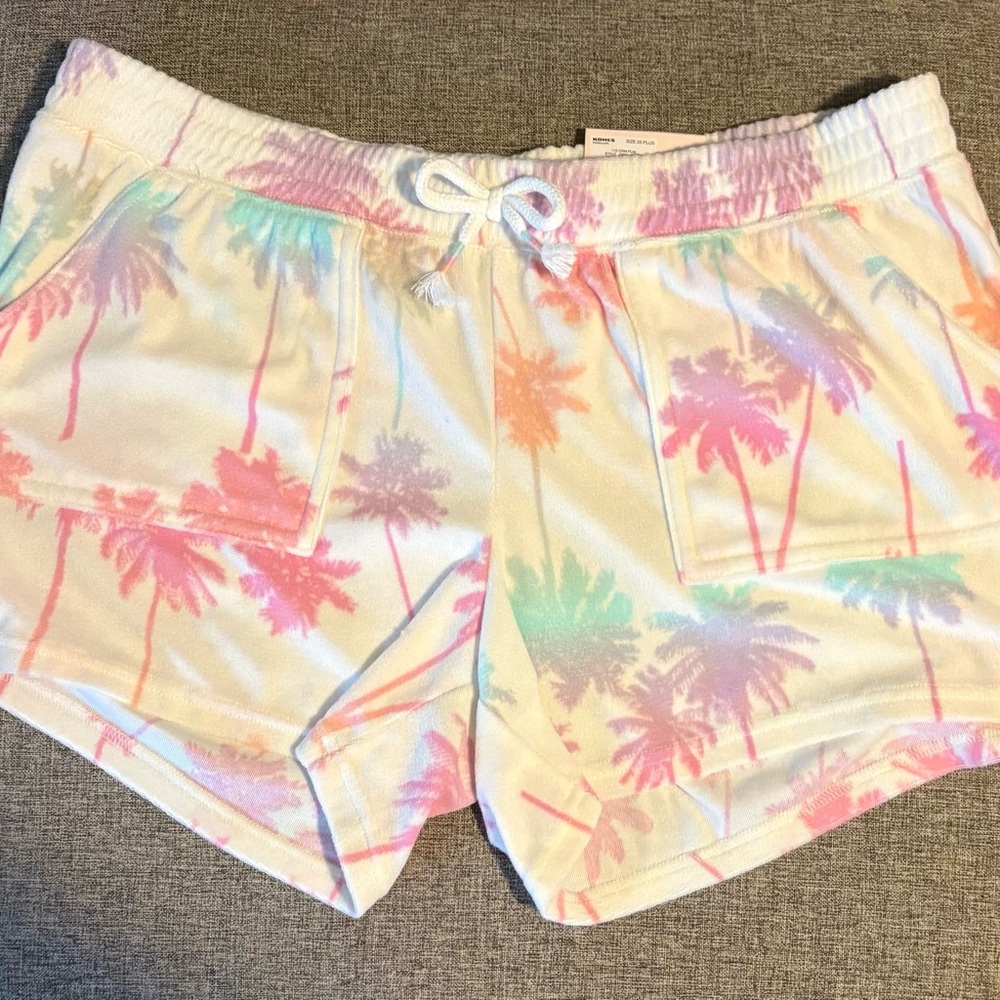 SO Women's Palm Tree Print Shorts - Multicolor
